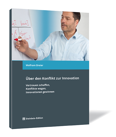 Buchcover von 'Über den Konflikt zur Innovation' von Wolfram Dreier, mit einem Mann, der an ein Whiteboard schreibt.