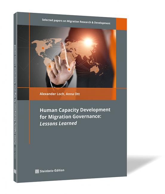Buchcover von 'Human Capacity Development for Migration Governance: Lessons Learned' von Alexander Loch und Anna Ott, mit einer Weltkarte, auf der ein Finger auf Europa zeigt, orangefarbene Akzente.