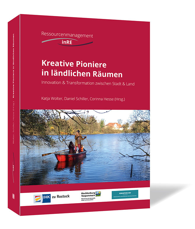 Buchcover von 'Kreative Pioniere in ländlichen Räumen' von Katja Wolter, Daniel Schiller und Corinna Hesse, mit einem Foto von zwei Personen in einem roten Boot auf einem See, vor herbstlicher Landschaft.