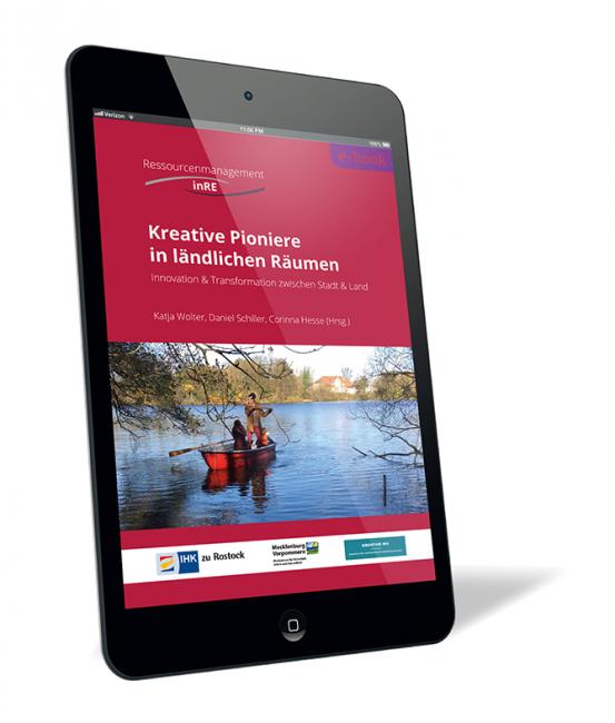 Buchcover von 'Kreative Pioniere in ländlichen Räumen' von Katja Wolter, Daniel Schiller und Corinna Hesse, mit einem Foto von zwei Personen in einem roten Boot auf einem See, vor herbstlicher Landschaft, dargestellt auf einem Tablet.
